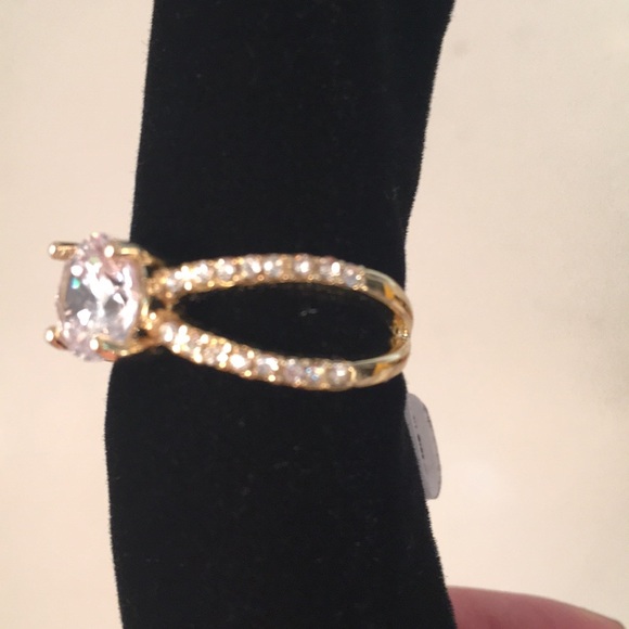 ❤️Gorgeous Gold Plated Ring With White CZ - Picture 4 of 5
